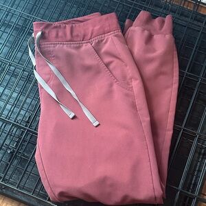 Women’s Figs jogger in size small